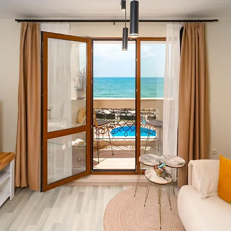Апартаменти Irini- Sea View, Free Parking, Complex Carpe Diem Балчик