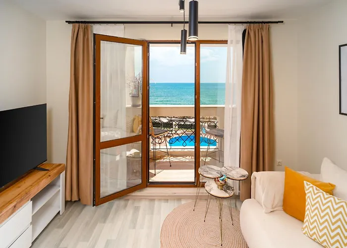 Апартаменти Irini- Sea View, Free Parking, Complex Carpe Diem Балчик